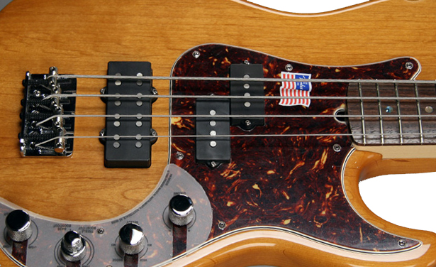 FENDER AMERICAN DELUXE PRECISION BASS: IL CLASSICO SPLIT COIL P  E UN DOPPIO JAZZ HUMBUCKER AL PONTE PASSIVI CON CIRCUITO ELETTRONICO ATTIVO