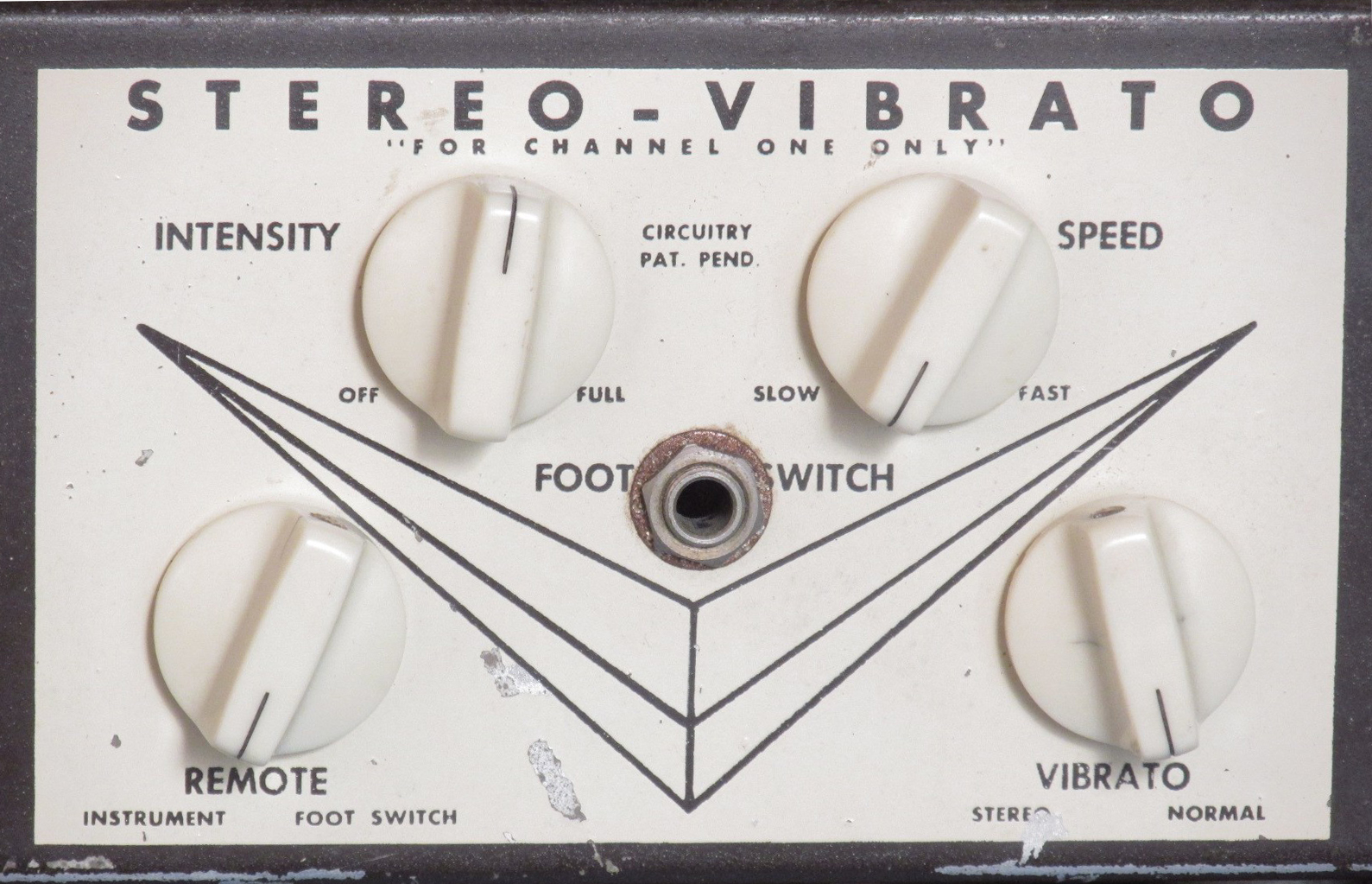 CONTROLLI DEL VIBRATO STEREO DEL MAGNATONE CUSTOM 280